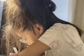 咘咘凌晨五点多起床做功课，戴着眼镜超专注，贾静雯却反而不适应图片