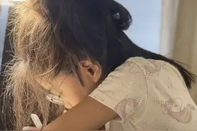 咘咘凌晨五点多起床做功课，戴着眼镜超专注，贾静雯却反而不适应图片