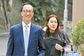 伏明霞现身街头，和68岁富豪老公太低调，一身黑衣看不出是阔太图片