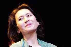 肖雄能红到花甲之年并不意外，穿上黑裙外搭湖蓝色披肩，典雅英气图片