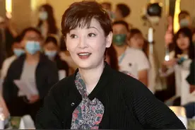 女人过了50岁，春天穿针织衫不要配裤子，搭配裙装优雅显年轻图片
