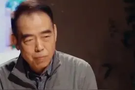 陈凯歌儿子夹肉需经父亲允许，跪着吃饭被赞有礼，曾冲女伴吐烟圈图片