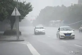 重庆：大雨突袭山城，骑摩托淋惨了，车主纷纷桥下避雨图片