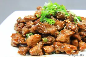 猪肉新吃法，切成肉丁拌上黑椒汁，外酥里嫩，口感比烧烤还要好吃图片