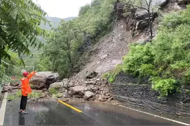 险！房山雨中一直径近3米大石砸落路面，现场曝光图片
