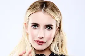 环球美女：艾玛·罗伯茨 (Emma Roberts)深蓝色连衣套裙图片