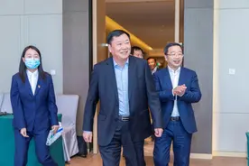 向企业宣传长春让企业融入长春发展，常务副市长王海英走进银行大讲堂图片