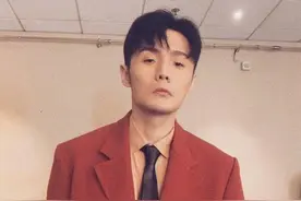 李荣浩翻唱经典，沉迷了十几年的歌曲，他用全新曲风演绎花样年华图片