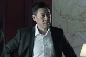张丰毅开豪车潇洒上街，短发娇妻吸睛，车中两只巨型贵宾犬引热议图片