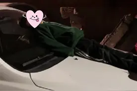 “睡车顶男孩”故事后续：不敢和妈妈睡在一起，却仍不想离开妈妈图片