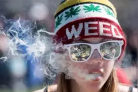 现场裸奔？美警察发现少女车中有大麻，要求裸奔不算还想发生关系图片