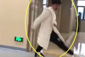 产房外爸爸得知生了个女儿，做出的反应引人注目，网友：过于真实图片