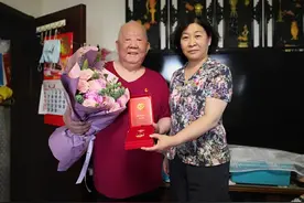 光荣在党50载 赓续前进新时代—— 北京积水潭医院向在党50年老党员颁发纪念章图片