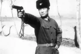 老山战场照片《死吻》：那位吻战士的护士主角，退役后去哪里了？图片