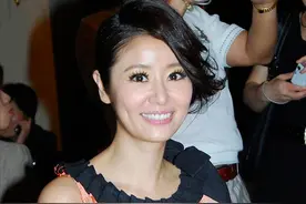 林心如终于换发型，穿橘红色流苏裙配斜刘海盘发，换个风格变化大图片