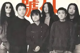 因调侃了某位不该调侃的人，昔日巨星被封杀，抑郁成疾当街捅人图片