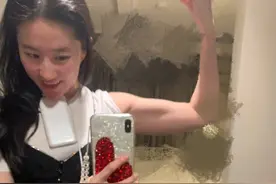 刘亦菲带起“对镜拍风潮”，女星各出奇招，最美竟是干妈杨采钰图片