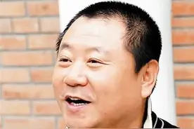 范伟牵手妻子27年零绯闻，今妻子貌美如花，范伟却尽显老态图片
