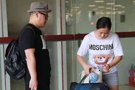 岳云鹏老婆剃光头，穿浅粉T恤含泪却勇敢，原来不为时髦是住院了图片