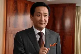 61岁梁天罕见现身，面带笑容精神奕奕，与老友谢园别样同框惹泪目图片