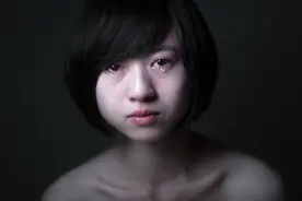 大庭广众，山东一老汉，在公交车上猥亵幼女，围观群众愤而出手图片