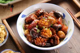 假期做了一盘“豪华版”红烧肉，多加2样食材，好吃到舔盘子图片