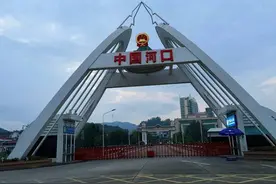 中越边境云南河口，红旗飘扬引驻足，越南感慨：中国走向繁荣富强图片