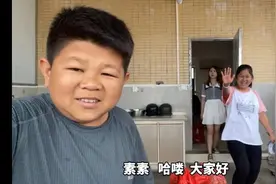 靠给人写对联和低保为生的袖珍小六！怎么做到拥有百万粉丝的呢？图片