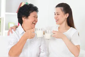 老年人增加奶制品减少骨折风险？牛奶这么吃更舒服图片