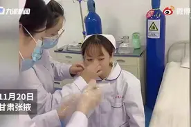 白衣天使！甘肃张掖高校医学生强忍不适互相练习插胃管：选择了这条路就要坚持图片