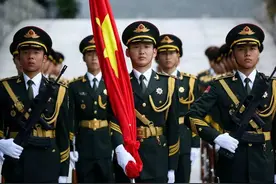 当年那个勇斗4名歹徒，身中9刀被路人漠视的军人，最后怎样了？图片