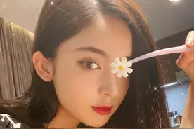 古力娜扎 露腰连衣裙，美艳动人图片