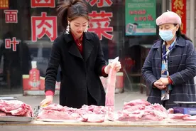 河南“猪肉西施”，30分钟卖完一头猪，顾客上门先问有无对象？图片