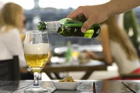 夏天到了，我们都常喝啤酒，但是喝啤酒有安全问题吗图片
