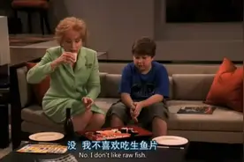 奶奶让孙子吃生鱼片，不料一入口他就吐在地毯上，差点气疯奶奶视频封面