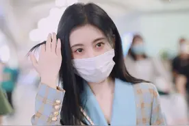鞠婧祎被质疑买大口罩衬脸小 近期公开图看起来夸张图片