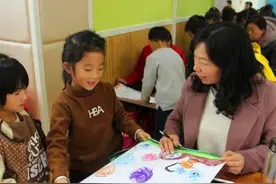 幼儿园让孩子画妈妈“睡照”，老师看后手抖，网友：孩子还要吗？图片