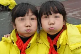 双胞胎高考相差5分，如今却过着截然相反的人生，宝妈为此后悔图片