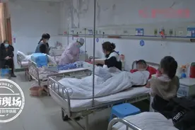 妈妈给5岁儿子洗澡，发现他后背竟是歪的，医生痛批孩子这种习惯图片