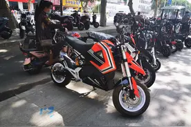 南阳电动车市场卖家云集，车型琳琅满目，促销花样百出图片