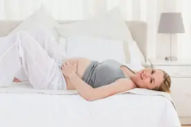 孕妇睡觉有多“累”？过来人：熬过了孕吐和乏累，却输了“睡眠”图片