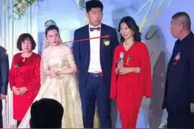 高气质婆婆走红，婚礼上成“焦点”，新娘板着脸：到底谁是主角图片