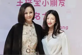 朱珠夫妻俩对女儿好宠溺！专门设宴请好友帮起名字，现场好温馨图片
