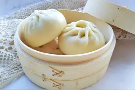 农村婆婆在家如此包荠菜包子，每个皮薄馅大，儿媳妇一餐吃6个图片