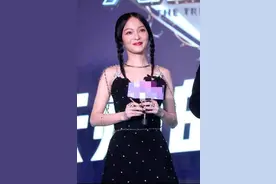 38岁张韶涵闪钻短裙配黑丝，白到发光身材好，生图却被嘲像大妈图片