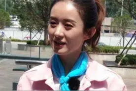 路人随手拍镜头下的颖宝，身材娇小十分可爱，依旧美丽动人图片