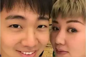 郭麒麟罕见与亲妈同框，高颜值全遗传老妈，两人似同一模子刻的图片