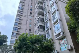 七旬老人乘电梯受惊吓，物业：老人误乘上行梯，不存在故障图片