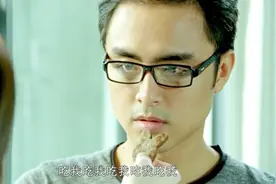 这个妹子也太主动了吧，直接喂男子吃饼干，男子都没反应过来视频封面