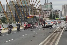 突发！南宁白沙大桥发生车祸，数十米隔离栏被撞倒，车头损毁严重图片